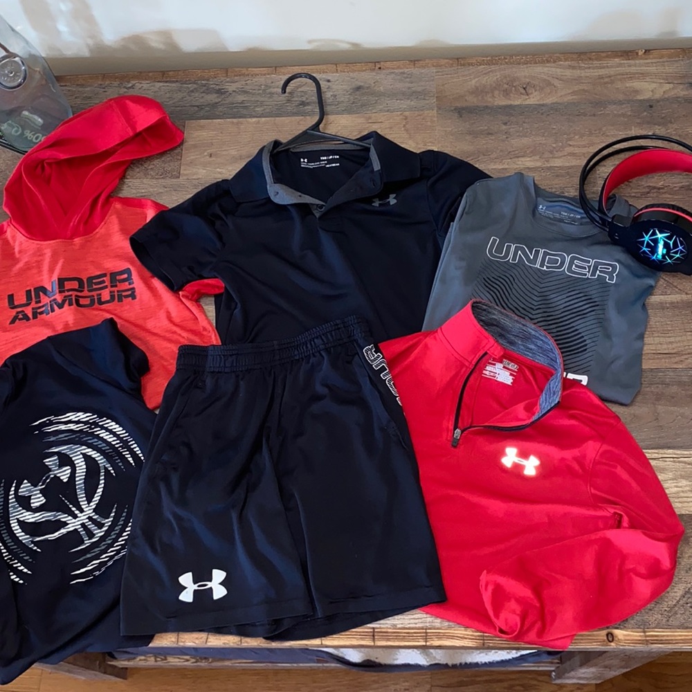SOLD ❌❌❌Under Armour Boys short and tops Lot- Small